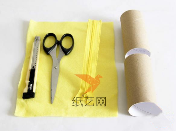 准备好制作笔袋的卫生纸筒和不织布，需要两个卫生纸筒，因为一个太短了