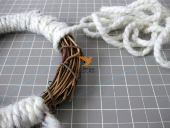 柳条编织的圆环缠绕上棉线