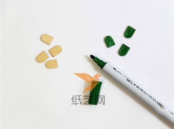 用绿色的彩笔把冰棒棍边上的小块涂成绿色