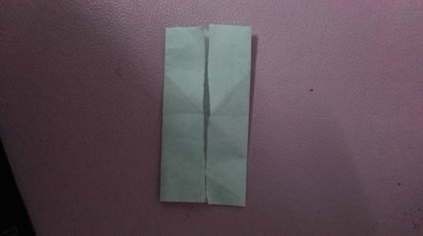 正方形纸向中间线对折。