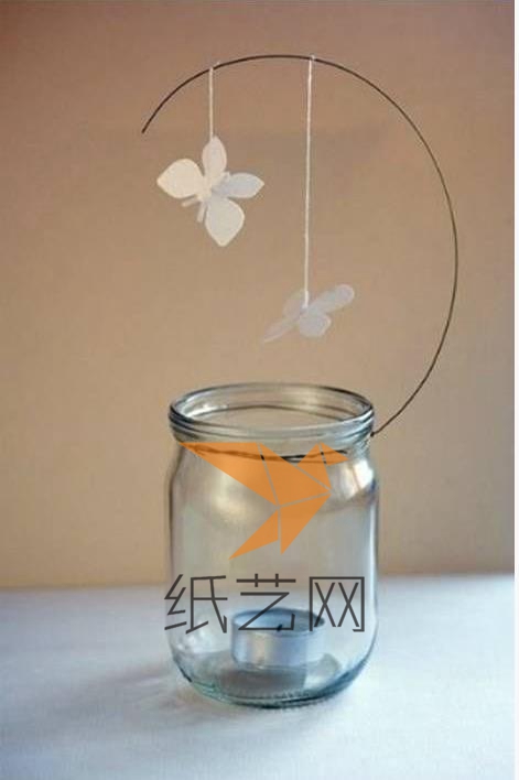 这样在玻璃瓶上面吊上铁丝，然后挂上两只剪纸蝴蝶