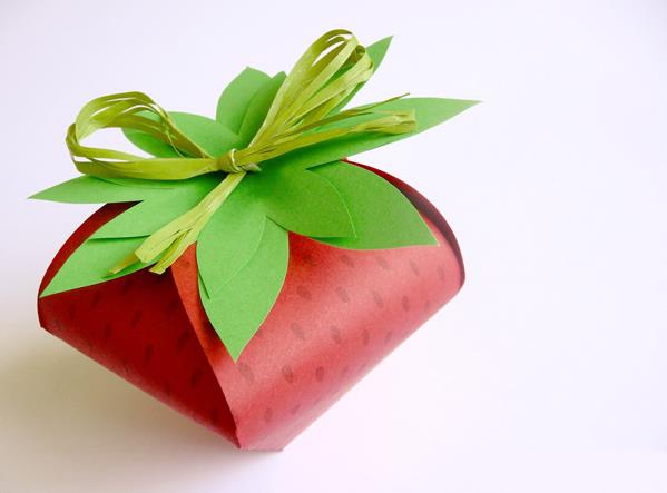 可爱的小草莓样子的圣诞礼物包装制作教程