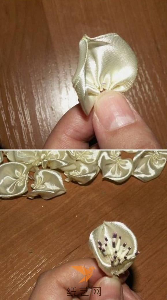 依样多做一些花瓣出来，花蕊部分用串珠装饰