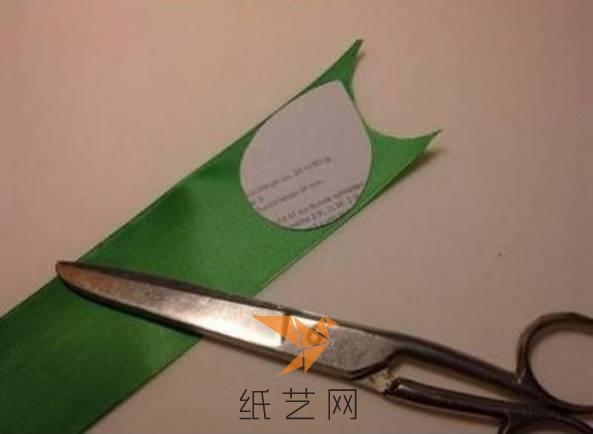 叶子形状的纸片合在布料上然后剪下来