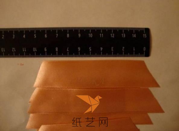 用直尺测量所裁剪出来的府绸布条是否长短一致