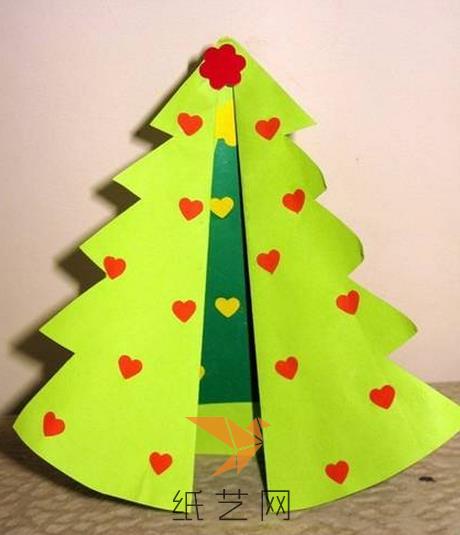 接着可以用红色的彩纸剪出小心形来装饰到圣诞树上面