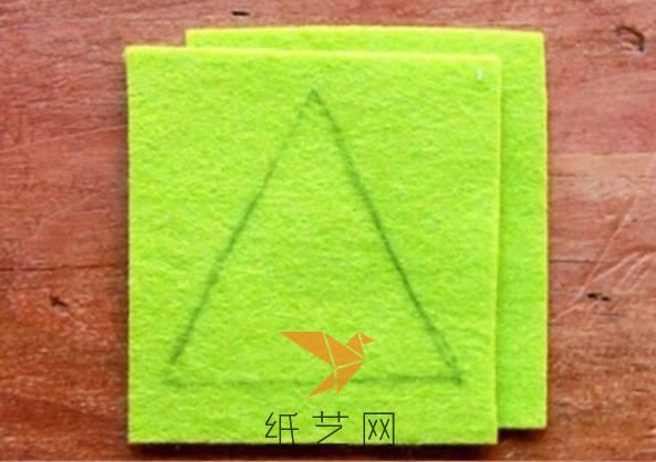 在不织布块上画下一个三角形