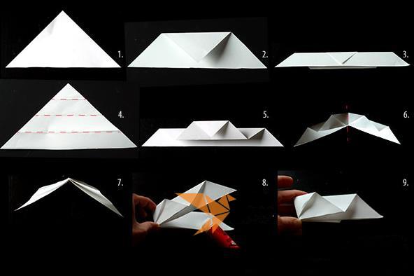 把正方形的纸张对角对折，然后剪裁开成为三角形，接着来进行折叠