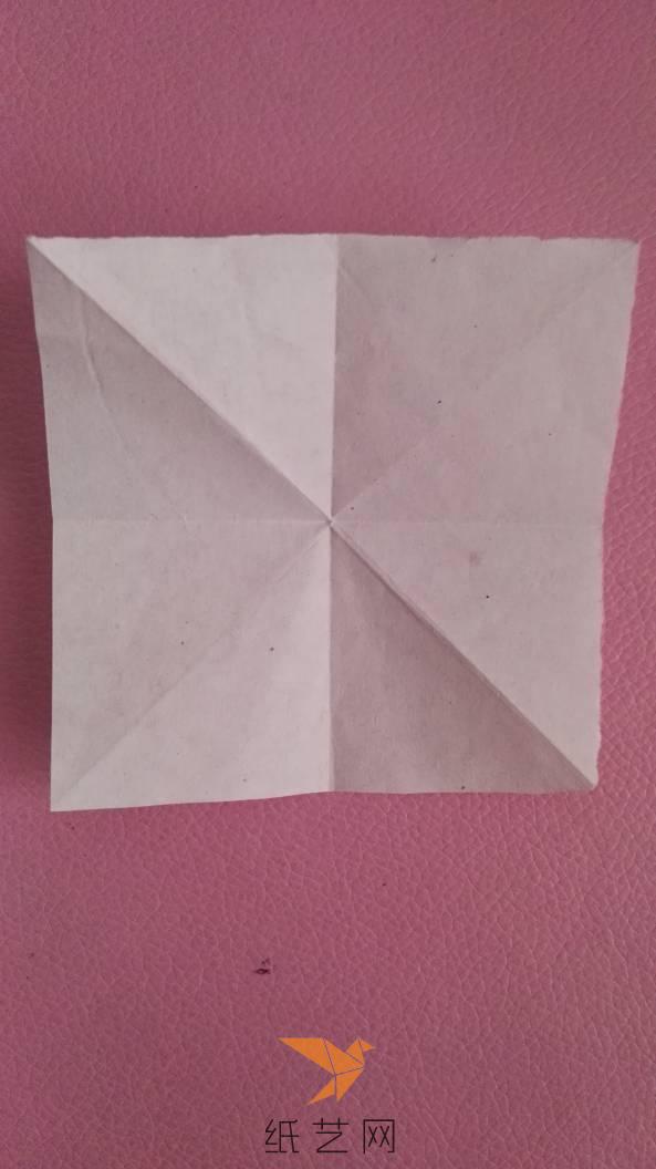 一张正方形纸。