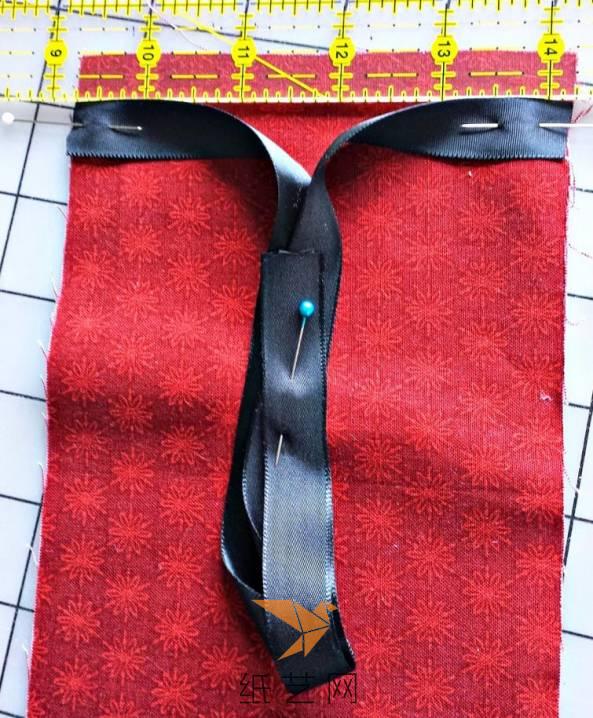 在红色的布靠上的位置要固定好丝带