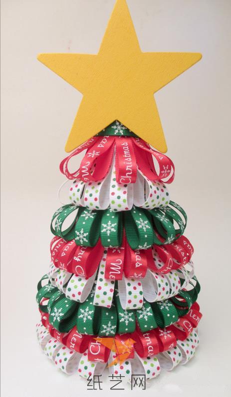 最后在上面固定好星星就可以啦，是不是一个很简单的圣诞树呢？