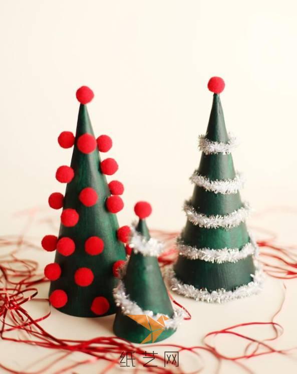 接下来，我们就可以在圣诞树上面粘上漂亮的小装饰啦，用绒球或是银色的毛条都很好看，我们自己制作毛线球来装饰的话相信也会是很漂亮的圣诞树的哟。