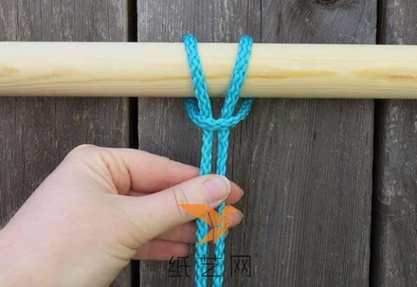用绳子在上面一根木棍上编织好雀头结