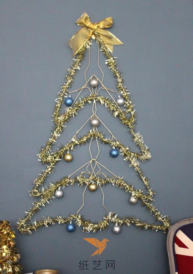 利用衣架来制作漂亮的圣诞树装饰教程