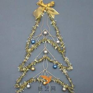 利用衣架来制作漂亮的圣诞树装饰教程