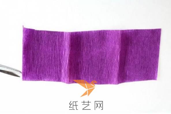 把紫色的皱纹纸剪成长条