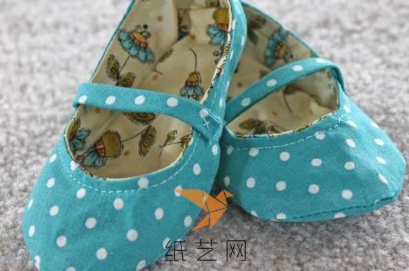 这样纯棉布料制作的小鞋子很舒服，也可以很好的保护孩子的小脚
