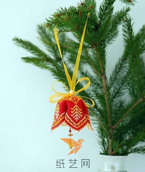 接下来我们加上串珠的装饰，用丝带挂起来就可以啦，新年这样来装饰很漂亮的哟。