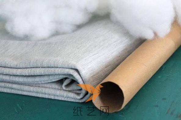 最好是使用这种棉麻彩纸的布料，如果有穿旧了的裙子可以直接用来制作，废物利用一下也是比较环保的。