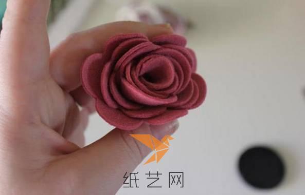 把不织布卷起来之后，是不是就是一朵玫瑰花了呢