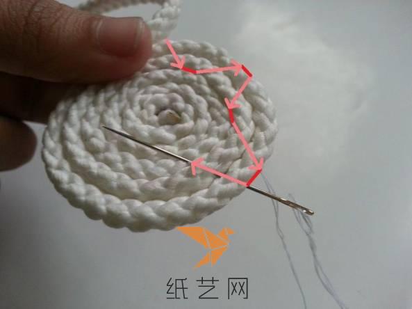 当编织的杯垫比较大的时候，这样的缝制走线就可以很好的来固定了