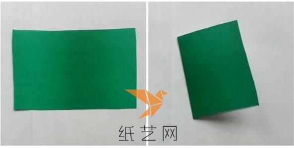 用彩纸来制作折纸枫叶，把彩纸对折