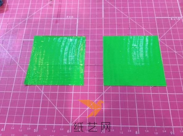 把绿色的胶带剪出两个正方形来