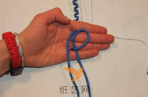 把蓝色的绳子准备制作手链的连接扣的结
