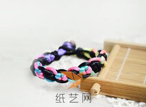 漂亮的彩色绳手工编织手链制作教程