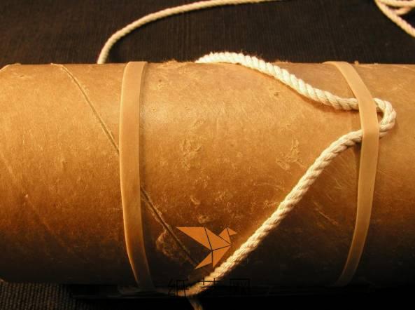 在粗细合适的纸筒上面套上两个橡皮筋，然后用橡皮筋来固定绳子，将绳子对折，然后这样来固定到橡皮筋上面