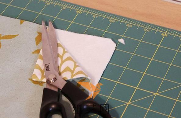 将角上剪成弧形，然后用缝纫机将三个边缝好
