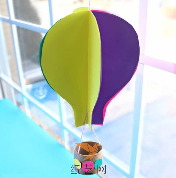 这样将纸筒固定到立体的气球下面，在纸筒周围贴上圆形的彩色纸片，就可以用绳子挂在房间里面作为装饰啦