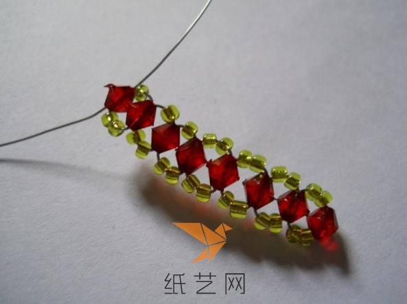 接着来制作串珠，要注意这里制作的珠子排列跟前面是不一样的