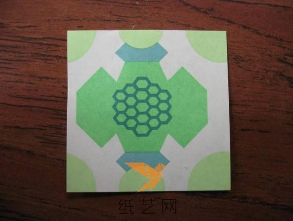 准备正方形的纸张来制作折纸小乌龟