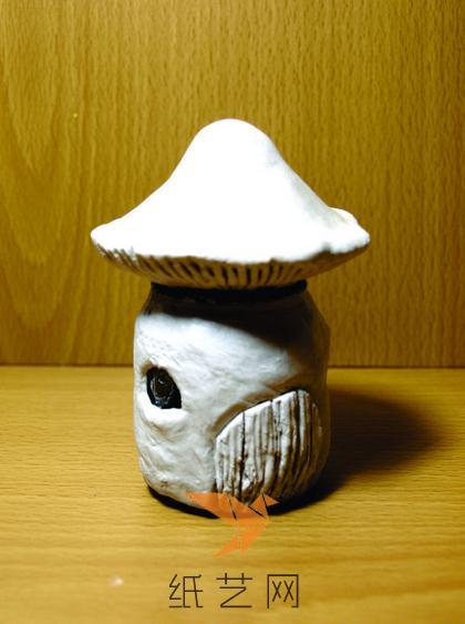 用超轻粘土来做出这个蘑菇小房子的造型和细节，等到粘土干透了，然后用颜料画上漂亮的颜色