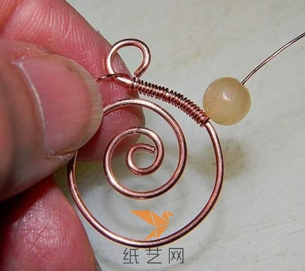 下面就开始用细细的铜丝在边上开始编织了，编织一段之后就可以串上珠子固定了