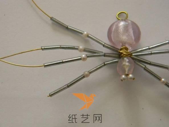 在两端的四根金属丝上面串上长珠子作为蜘蛛的腿