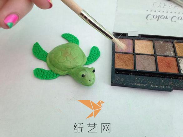 然后我们用眼影来给海龟身上涂上颜色