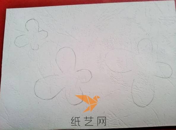 在贺卡纸正面画上这种蝴蝶翅膀的轮廓