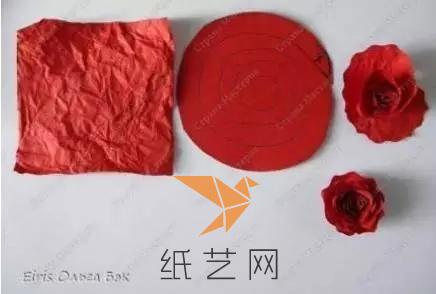 用红纸做几朵玫瑰花。