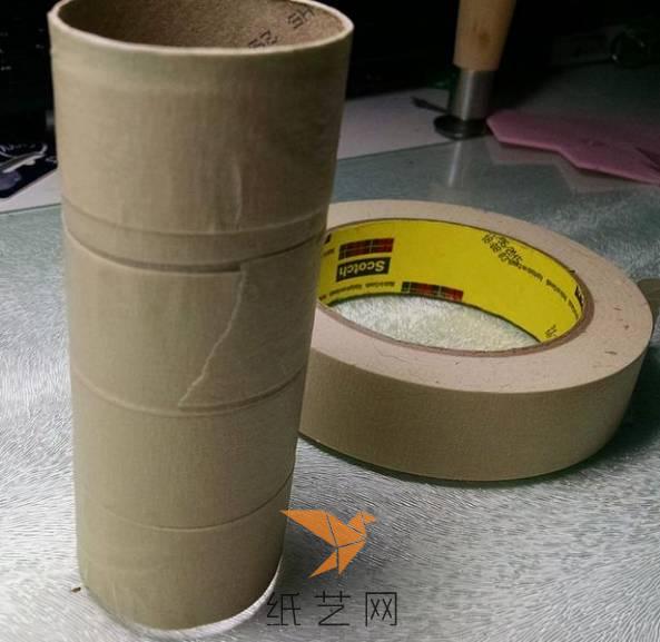 我们把用完的胶带中间的纸筒收集起来，然后这样叠放起来，用胶带粘好固定