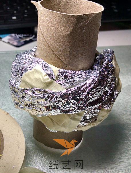 然后就可以开始用锡箔纸来制作出大嘴花的样子了