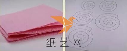 将粉红色的皱纸多次对折，在最后的小方块上画出非闭合形的圆圈