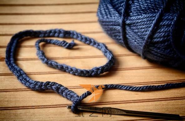 这里的钩针编织的头饰使用粗毛线比较合适，先用钩针来编织辫子针