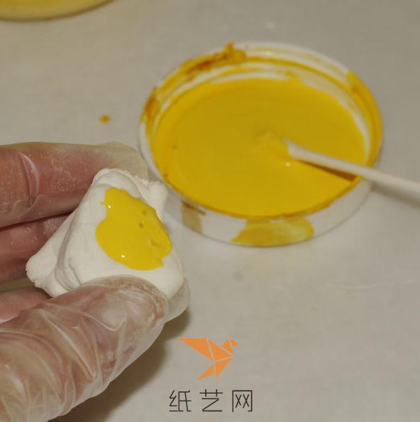 在白色的超轻粘土上面加上黄色的颜料，然后捏匀就变成黄色的粘土了