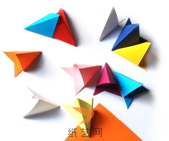 使用不同颜色的彩色纸张制作出好多个漂亮的折纸花瓣