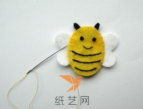 最后用黄色线将小蜜蜂的边上缝好就可以啦