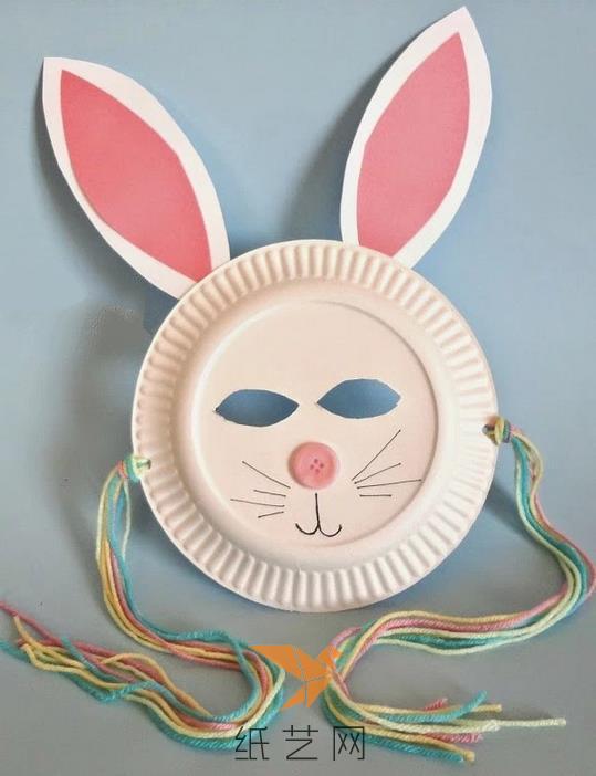 然后用白色和粉色的纸张剪成耳朵的样子，粘到上面，这样一个兔子面具就制作好了