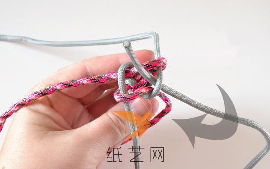 然后按照教程中的编织方法来继续的编织绳结