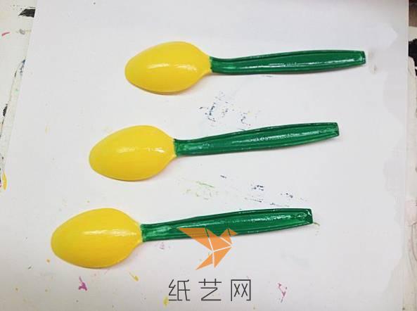 在背面将勺柄涂成绿色，上面涂成黄色，放在一边晾干